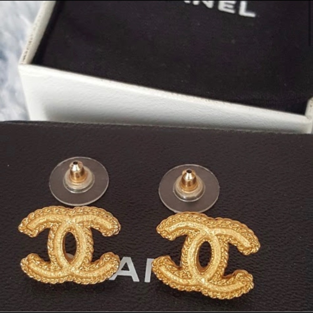 📌SOLD📌Gold Chanel earrings!!
